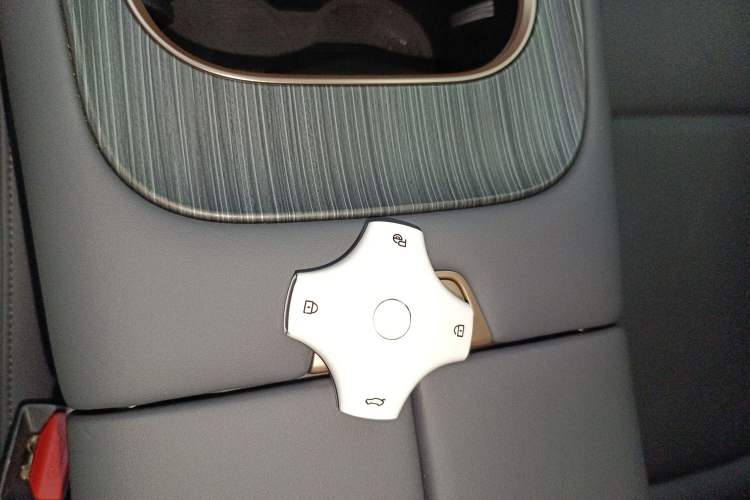 Used Dongfeng eπ eπ008 2024 636Max All-Electric Version 6 Seats
