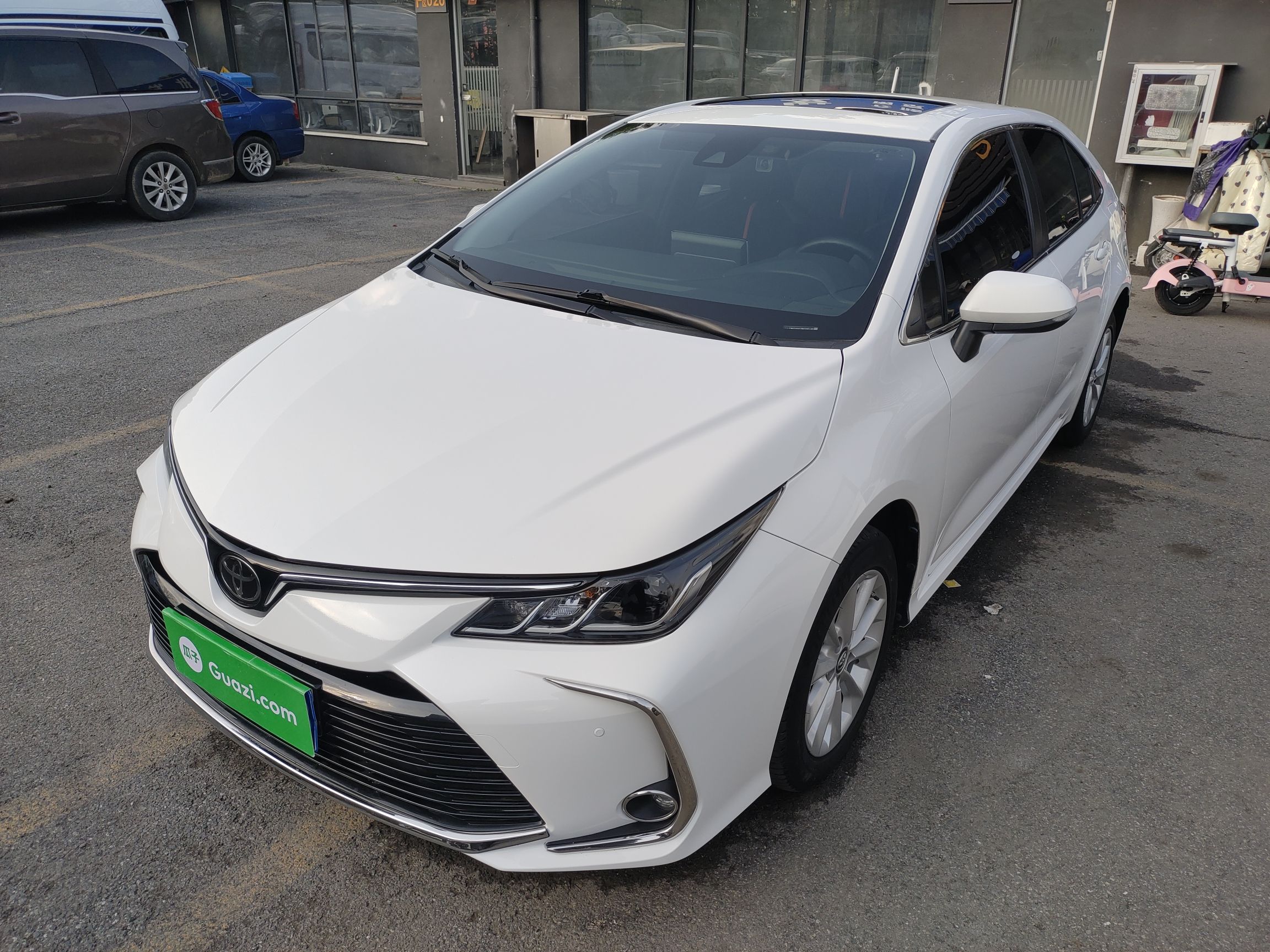 تحت مقدمة السيارة