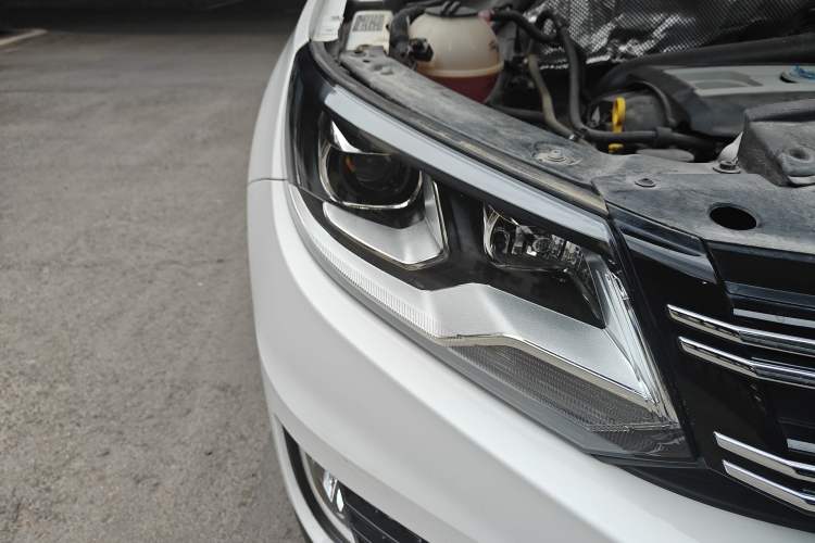 Used Volkswagen Tiguan 2016 300TSI Automatic All-Wheel Drive Luxury Edition Right Front Headlight