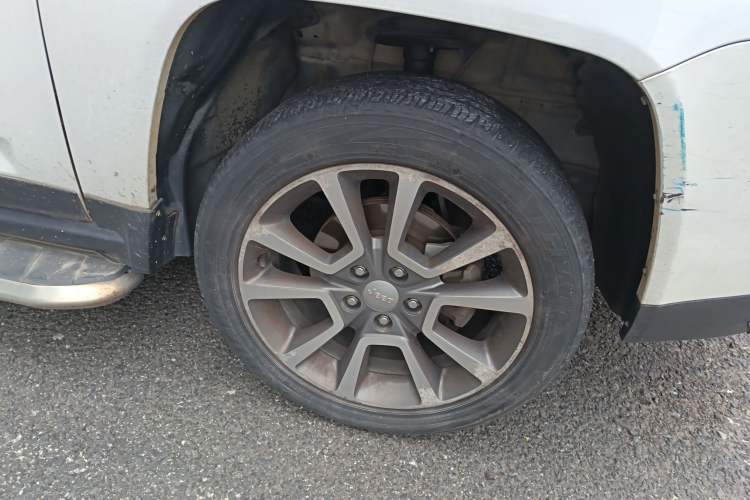 Used Jeep Compass 2014 2.0L two-wheel drive luxury version Right Front Wheel Hub