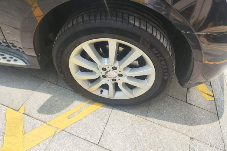 Used Mercedes-Benz M-Class 2010 ML 350 4MATIC Luxury Model Right Front Wheel Hub