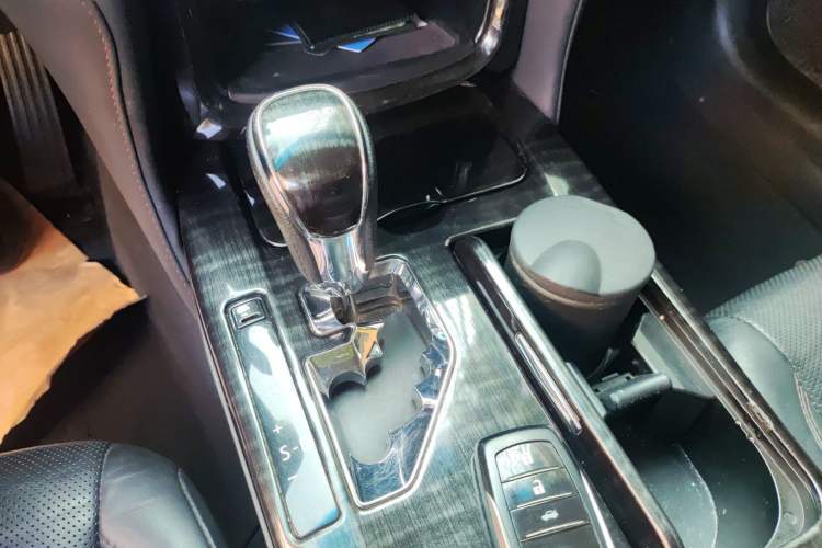 Used Toyota Crown 2015 2.0T Fashion Edition
