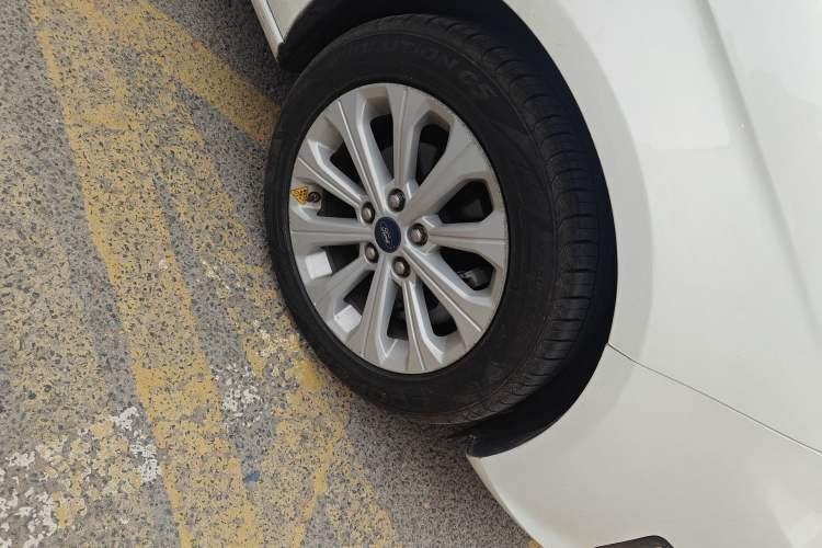 Used Ford Escort 2017 Happiness Edition 1.5L Automatic Fashion Version Right Front Wheel Hub