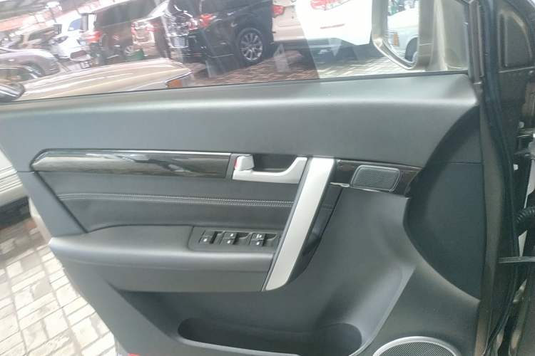 Used Chevrolet Captiva 2015 2.4L 4x4 Flagship Edition 7-Seater