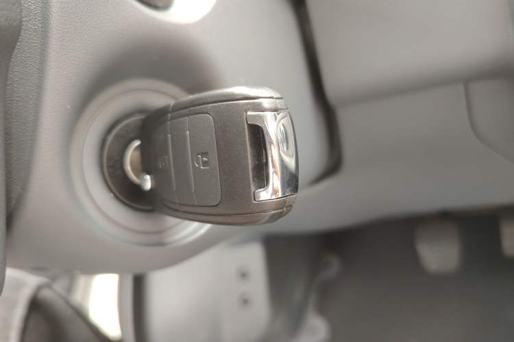 Used Wuling Yangguang 2024 300KM Comfort Version Passenger Van 75kW