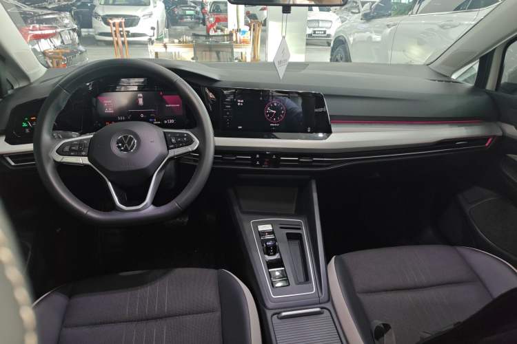 Used Volkswagen Golf 2023 Facelift 280TSI DSG Pro Center Console