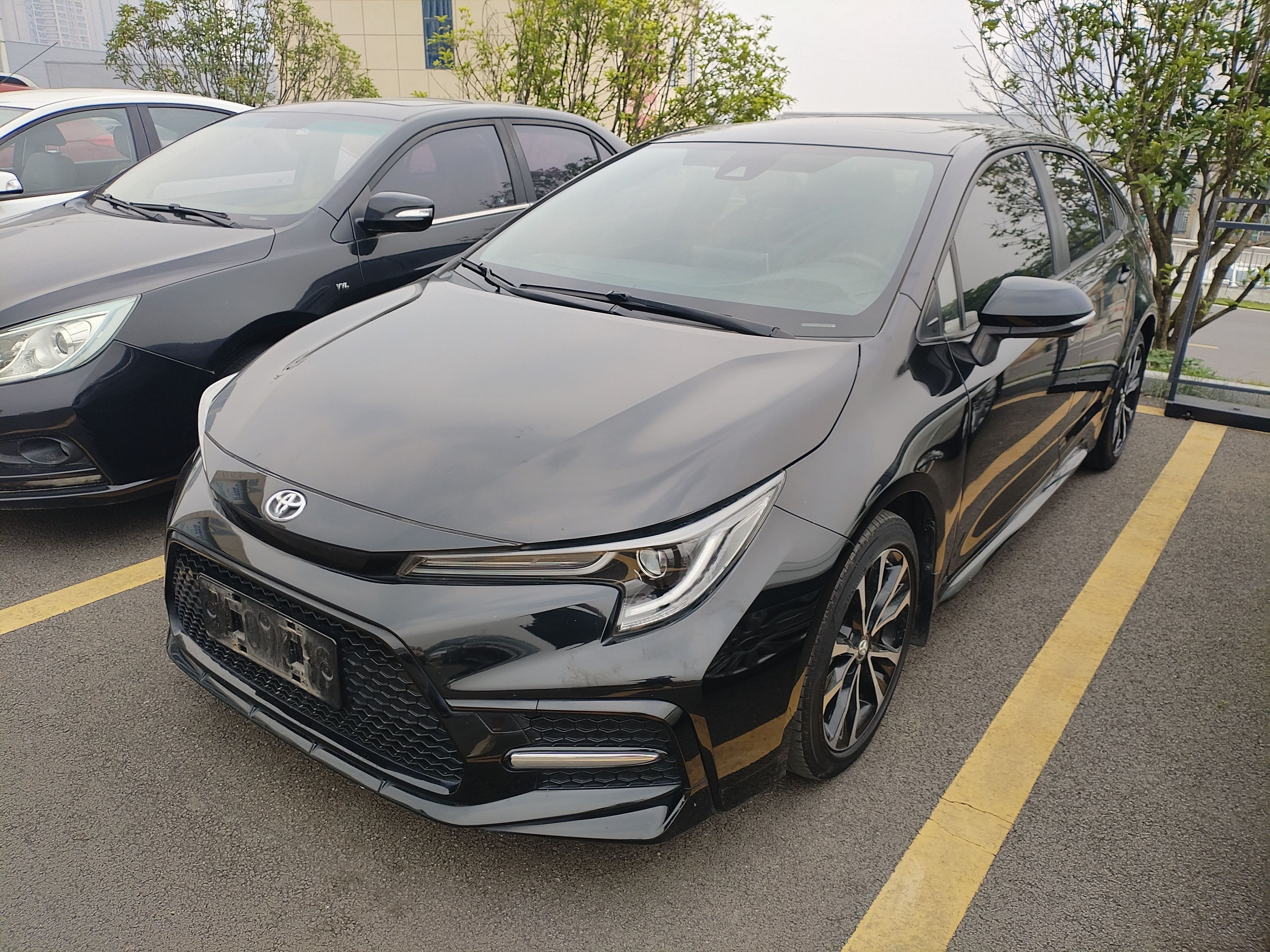 Под передней частью автомобиля