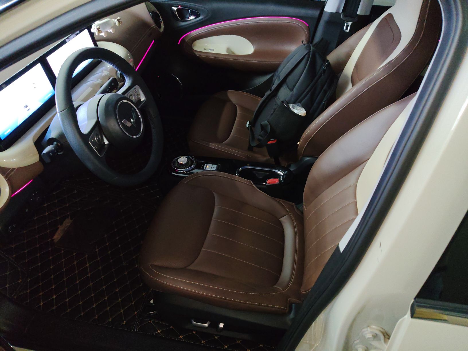 المقاعد الأمامية داخل السيارة