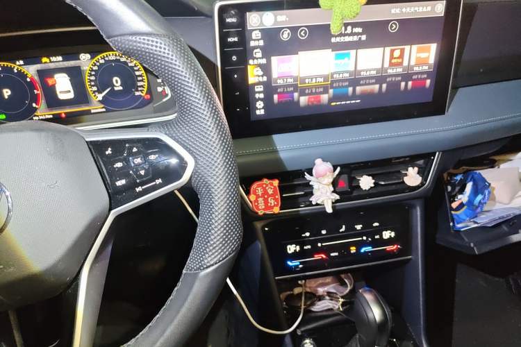 Used Volkswagen Tharu 2023 300TSI Two-Wheel-Drive Full Moon Edition Audio And AC Panel