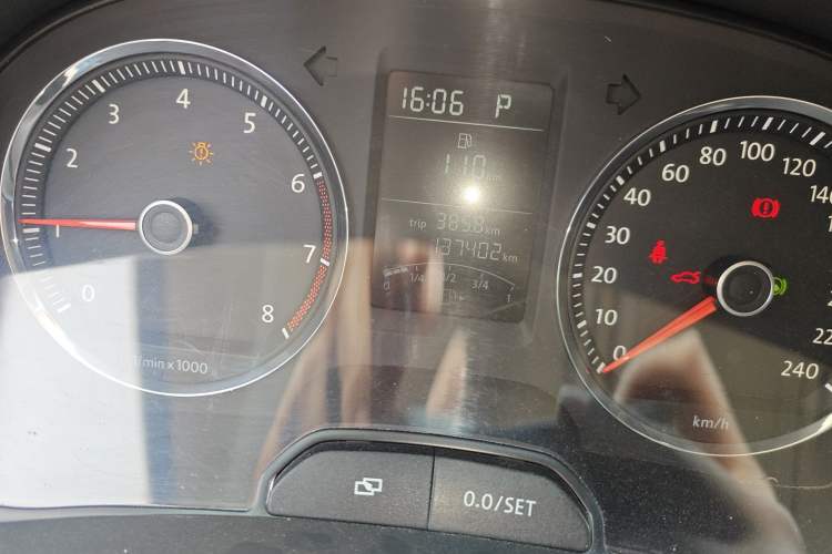 Used Volkswagen Lavida 2011 1.4 TSI DSG Prestige Edition Odometer Close Up