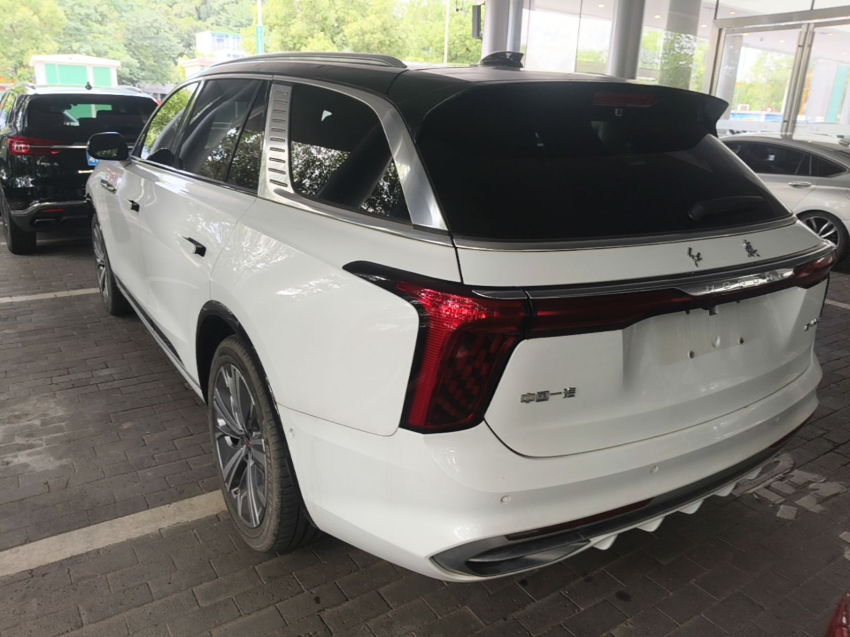 Hongqi E-HS9 2022 660 km Range Flagway Edition Six Seats — снимка 13