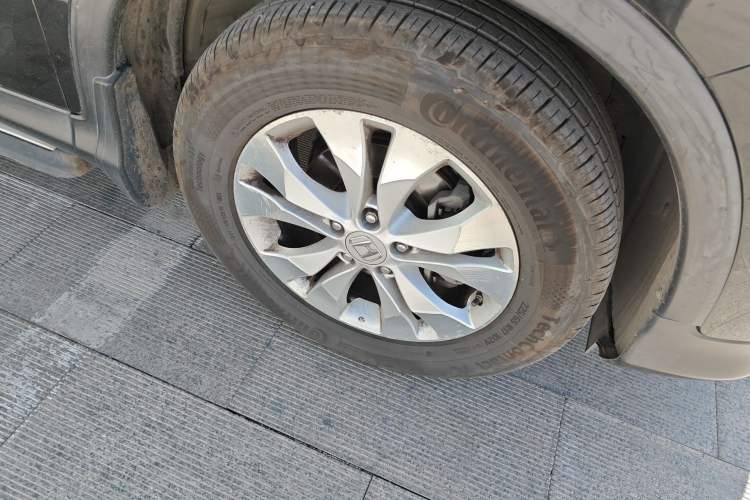 Used Honda CR-V 2013 2.4L four-wheel drive luxury version Right Front Wheel Hub