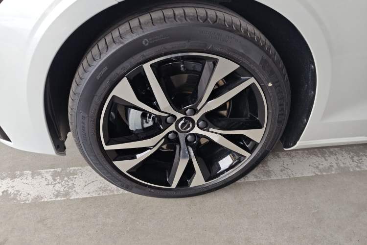 Used Volvo S60 2026 Model B4 Zhiyuan Sport Edition Left Front Wheel Hub