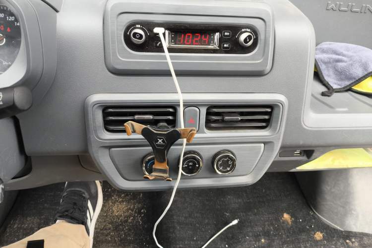 Used Wuling Yangguang 2024 300KM Comfort Version Passenger Van 75kW Audio And AC Panel