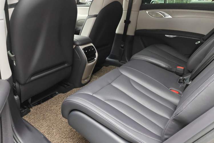 Used IM LS7 2023 90 kWh Elite All-Wheel-Drive Version Left Rear Seat