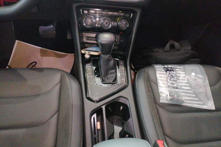 Used Volkswagen Tiguan L 2019 Revised 330TSI Automatic Two-Wheel Drive Smart & Luxury Edition China VI Standard Gear Lever