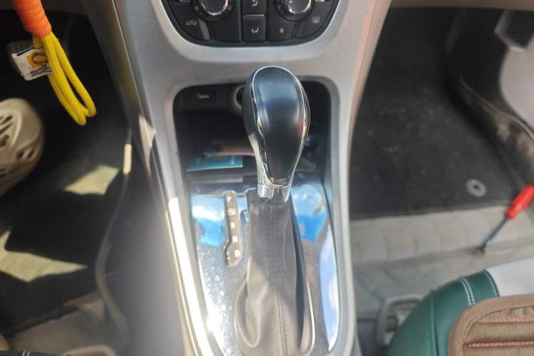 Used Buick GT 2013 XT 1.6L Automatic Fashion Edition Gear Lever