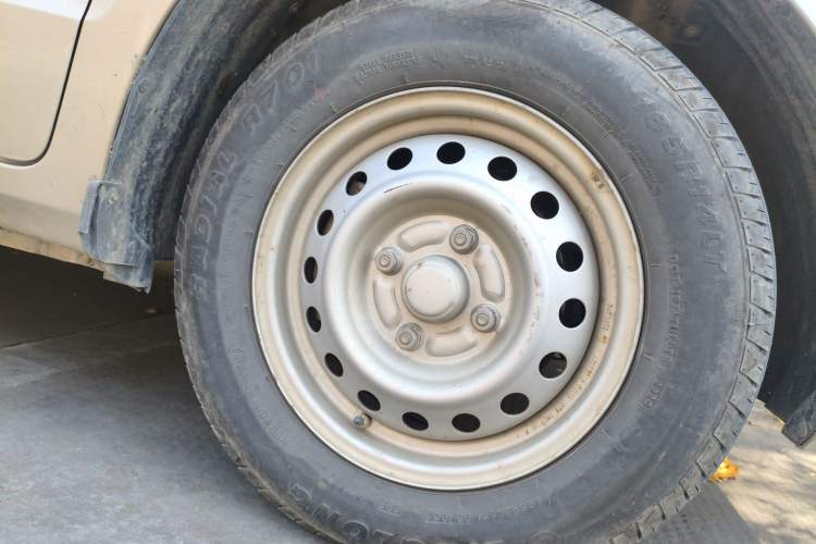 Used Wuling Hongguang V 2019 1.5L Base Version China VI LAR Right Front Wheel Hub