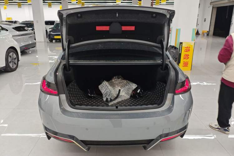 Used BMW i3 2022 eDrive 35 L
