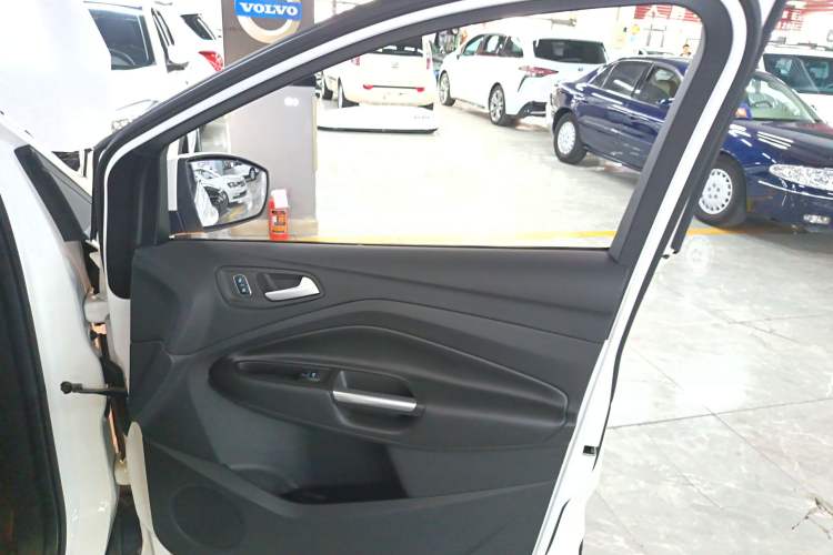 Used Ford Kuga 2017 EcoBoost 180 Two-Wheel-Drive Platinum Edition
