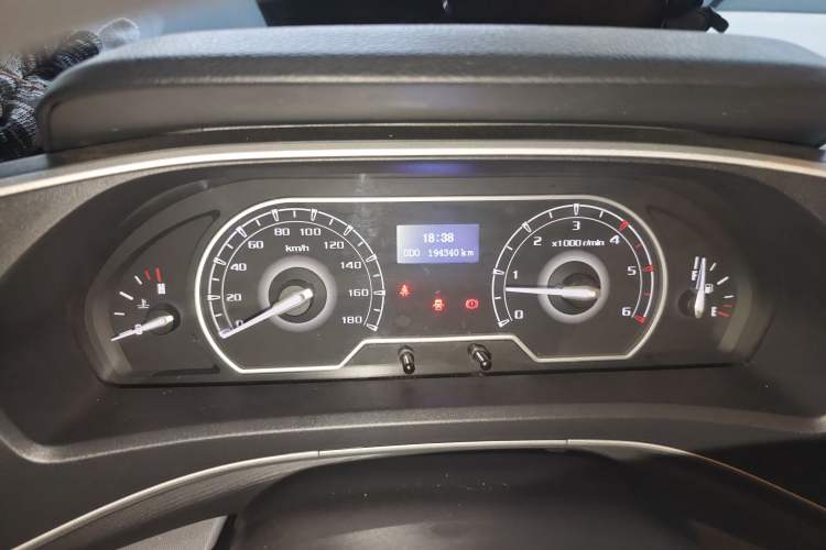 Used SAIC MAXUS Xintu V80 2021 2.0T Manual Classic Aoyuntong 127 PS Mid-axle Mid-roof 6/7/8/9-Seater Odometer Close Up