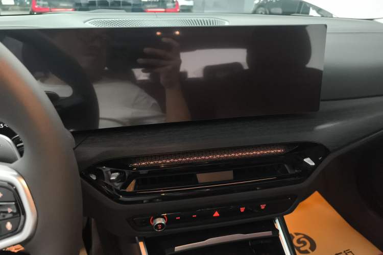 Used BMW 3 Series 2025 325Li M Sport Package Audio And AC Panel