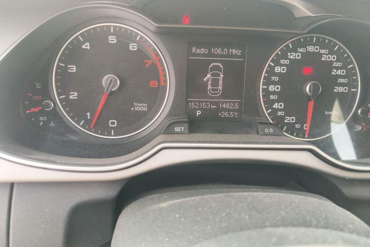 Used Audi A4L 2013 35 TFSI Automatic Standard Model Odometer Close Up