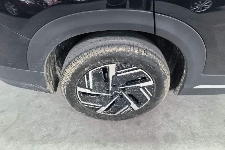 Used Wuling Xingguang S 2025 Model, 130km Flagship Edition Right Rear Wheel Hub