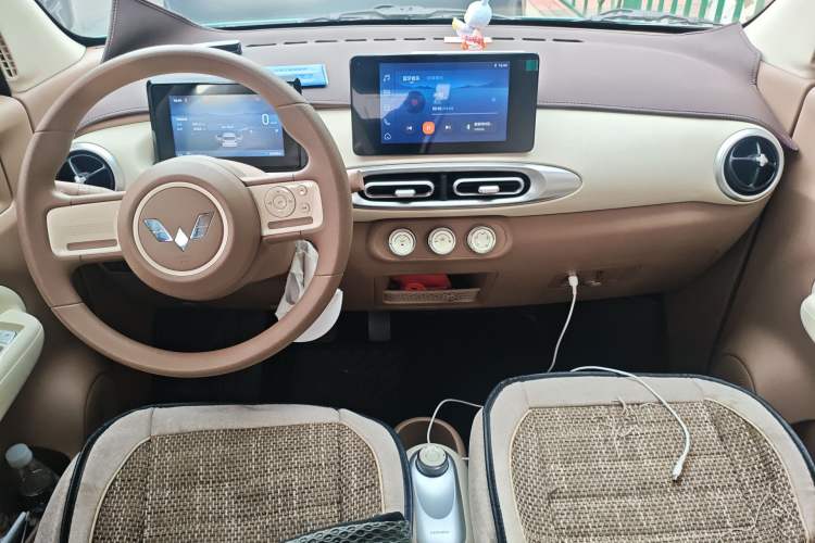 Used Wuling Hongguang MINIEV 2025 Four-Door Version Premium Edition Center Console