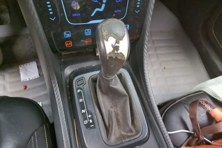 Used JMC Yusheng S330 2016 1.5L GTDi Automatic Two-Wheel Drive Flagship Edition Gear Lever