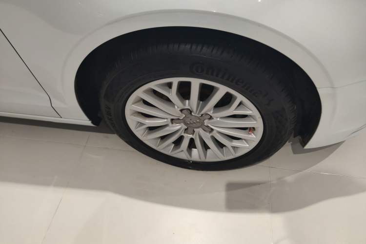 Used Audi A3 2016 Limousine 35 TFSI Ambition Edition Right Front Wheel Hub