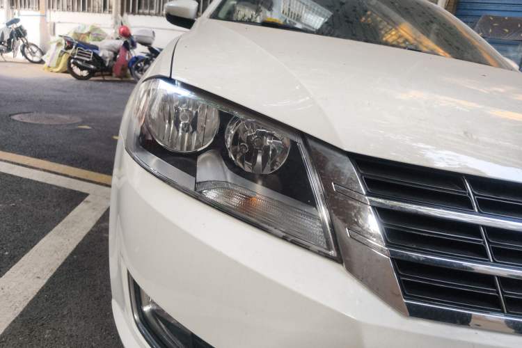 Used Volkswagen Gran Lavida 2013 1.6L Manual Fashion Model
