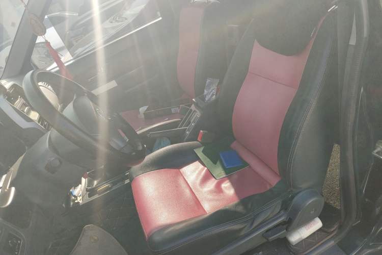 Used Dongfeng Ruichi 2017 2.5T Diesel Two-Wheel Drive Standard Version ZD25T5 Left Front Seat