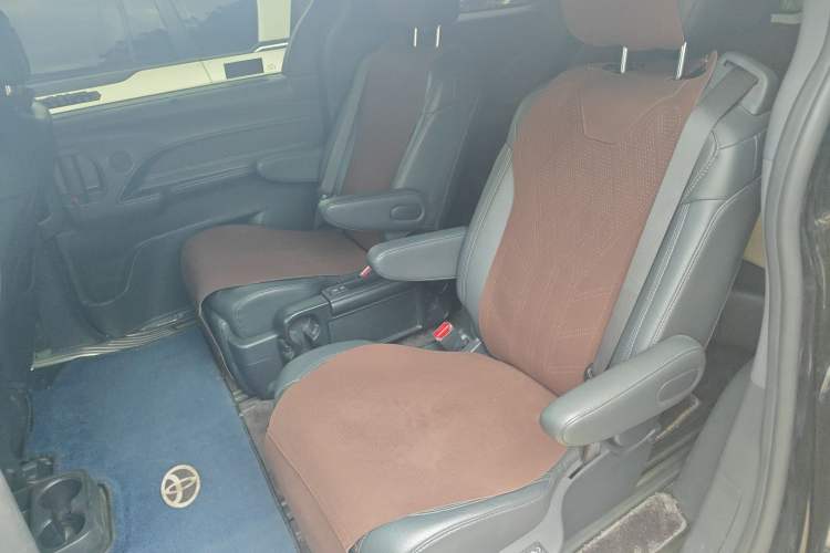 Used Toyota SIENNA 2023 2.5L Hybrid Deluxe Edition Left Rear Seat