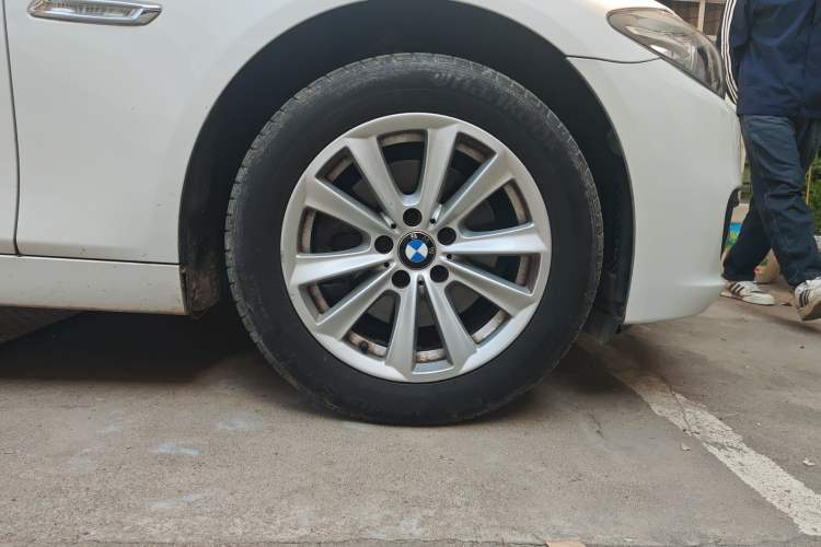 Used BMW 5 Series 2017 520Li Elegant Edition Right Front Wheel Hub