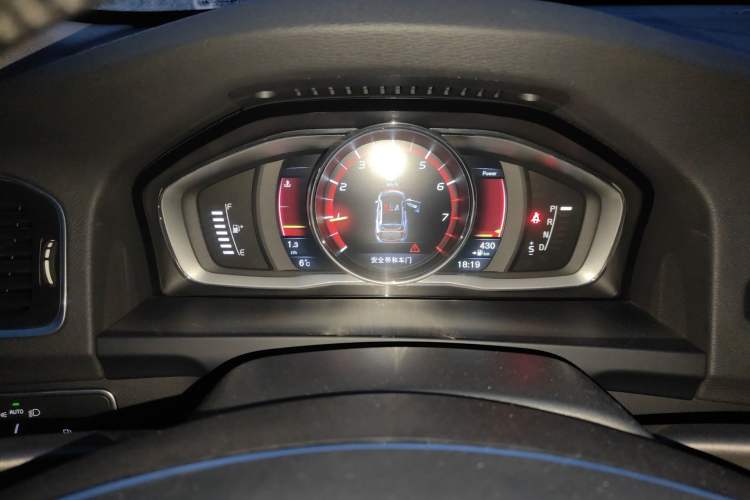 Used Volvo V60 2015 T5 Zhiyi Edition
