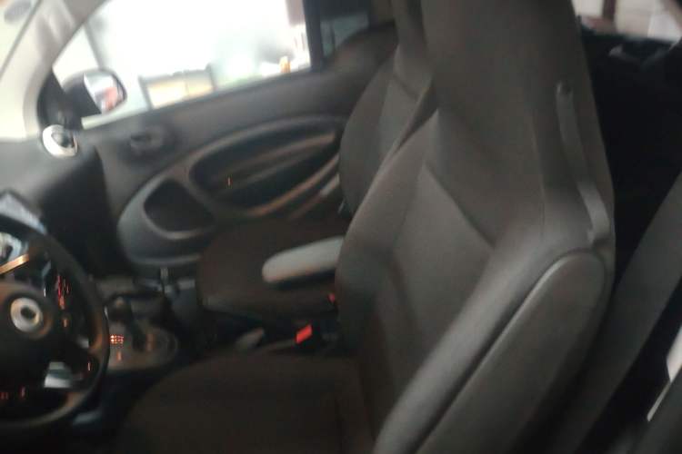 Used smart fortwo 2015 1.0L 52 kW hardtop Dynamic version