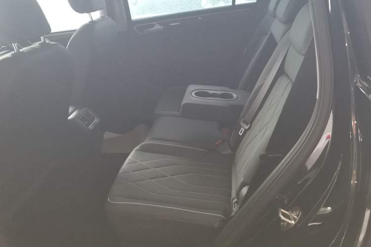 Used Volkswagen Tiguan L 2025 Model, Outstanding Version, 300TSI Automatic Two-Wheel Drive Longteng Edition Left Rear Seat