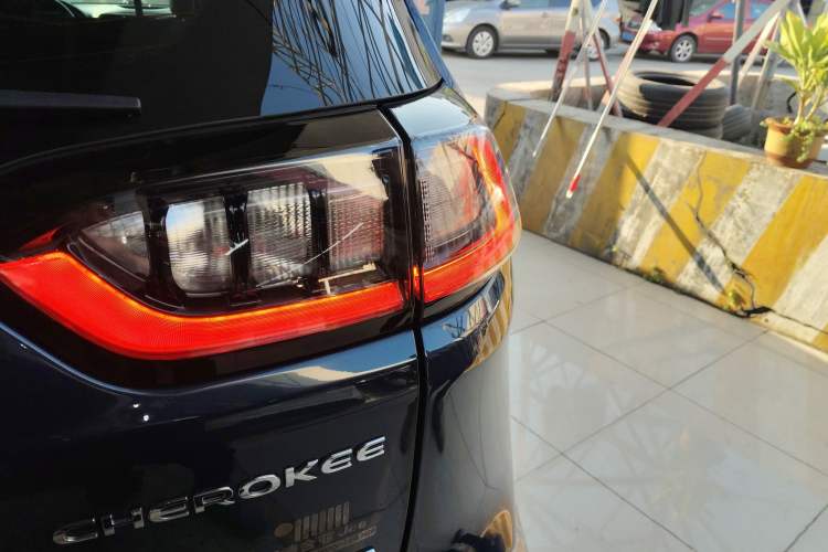 Used Jeep Cherokee 2019 2.0T Two-Wheel Drive Smart Enjoyment Version China V