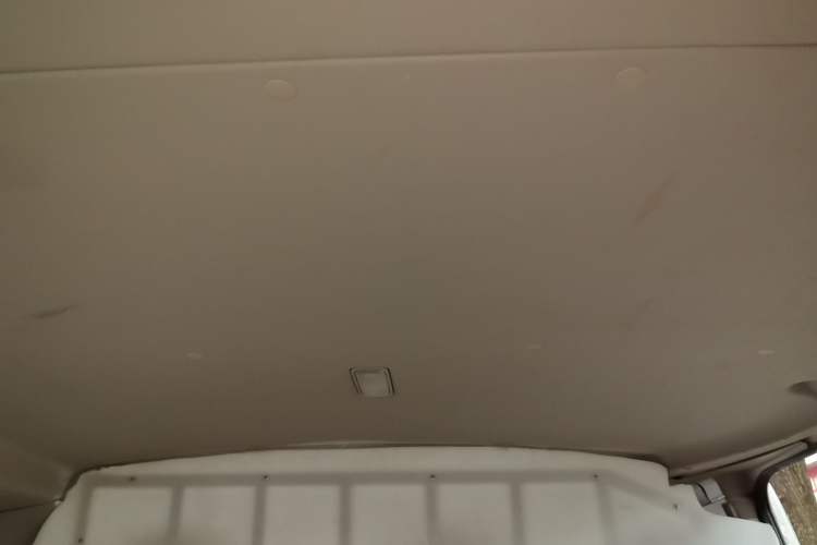 Used SAIC MAXUS Xintu V80 2019 2.5T Classic Model 6-Speed Manual – Aoyuntong Short Wheelbase Ultra-Low Roof 5/6 Seats Headliner