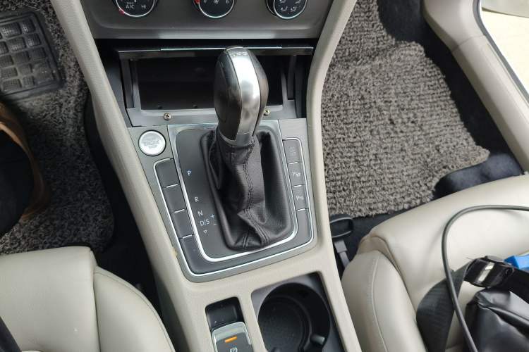 Used Volkswagen Golf 2015 1.4TSI Automatic Luxury Model Gear Lever