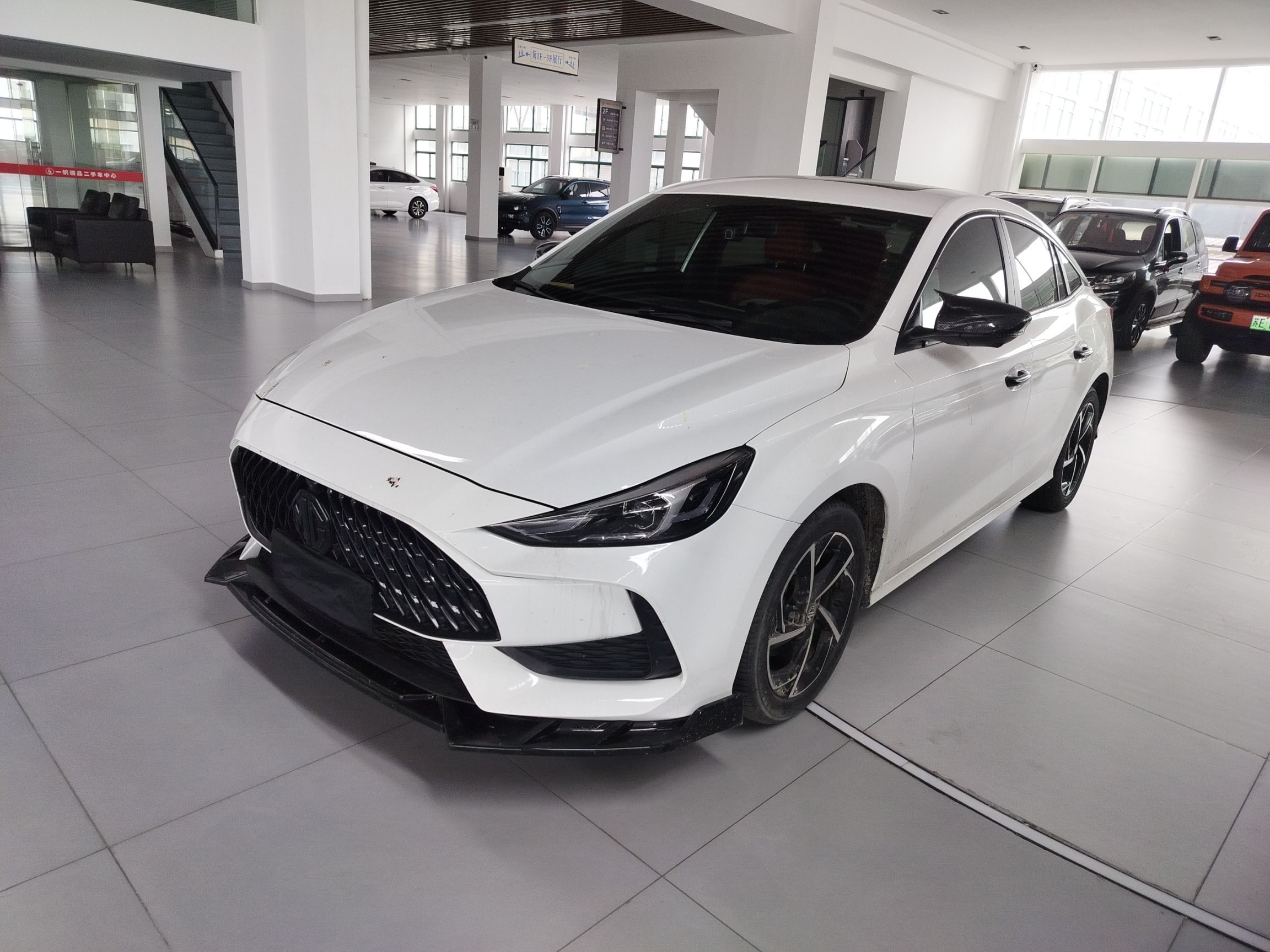 تحت مقدمة السيارة