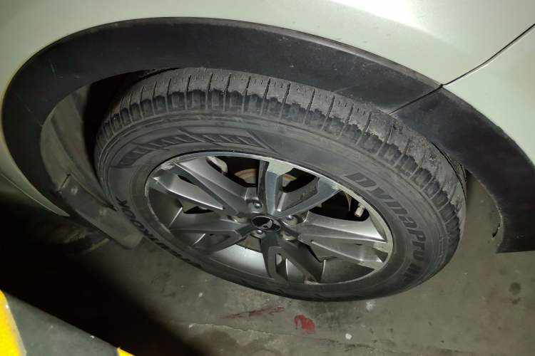 Used Hyundai Santa Fe Classic 2013 3.0L 4x4 Comfort Edition with Navigation 7 Seats Euro IV Right Front Wheel Hub