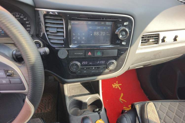 Used Mitsubishi Outlander 2013 2.4L Four-Wheel Drive Luxury Navigation Version 7 Seats