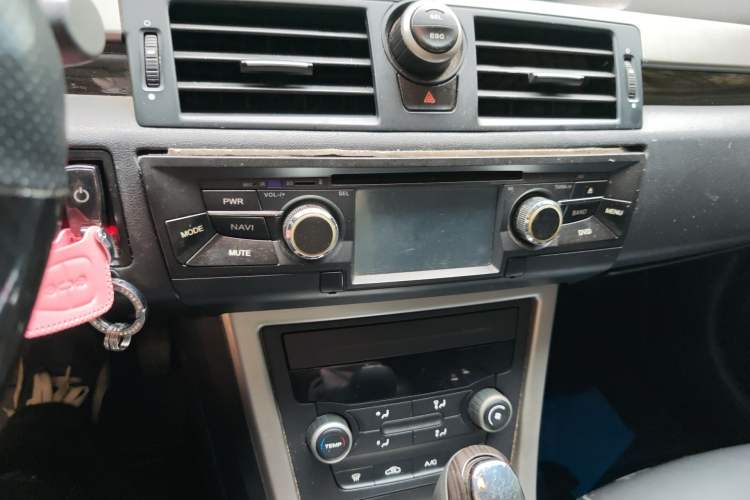 Used Roewe 550 2013 Classic Edition 550 1.8L Automatic Luxury Model Audio And AC Panel