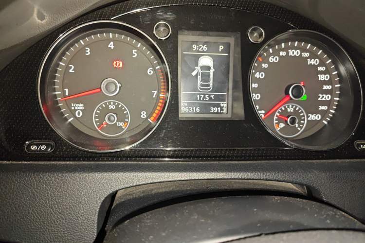 Used Volkswagen Magotan 2013 2.0 TSI Luxury Model Odometer Close Up