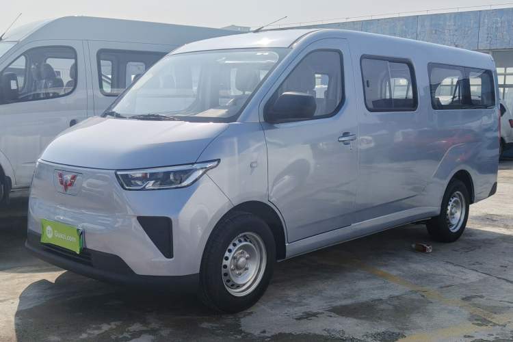 Used Wuling Yangguang 2024 300KM Comfort Version Passenger Van 75kW