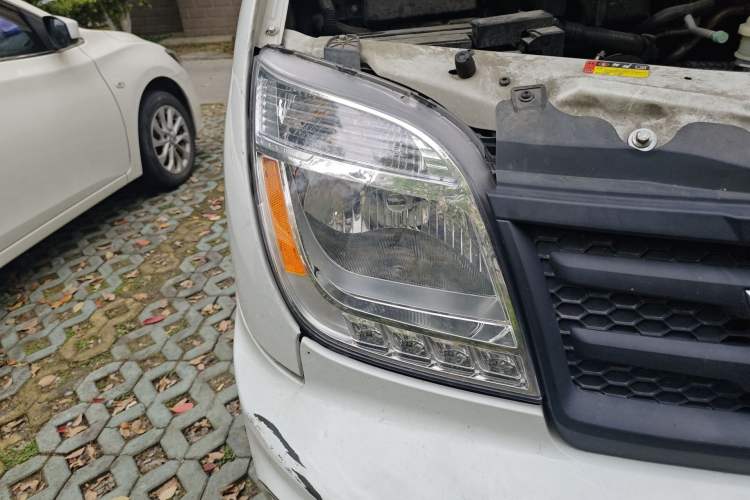 Used SAIC MAXUS Xintu V80  Right Front Headlight