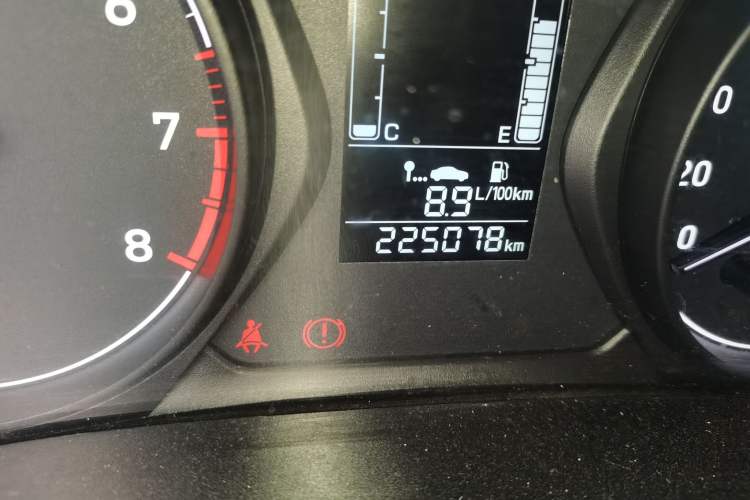 Used Hyundai Verna (older generation) 2017 1.4L Manual Colorful Skyroof Version China V Standard Odometer Close Up