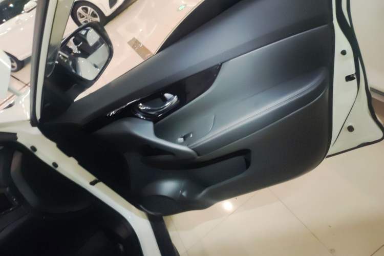 Used Nissan X-Trail 2023 Classic 2.0L Two-Wheel Drive Smart Connect Premium Edition
